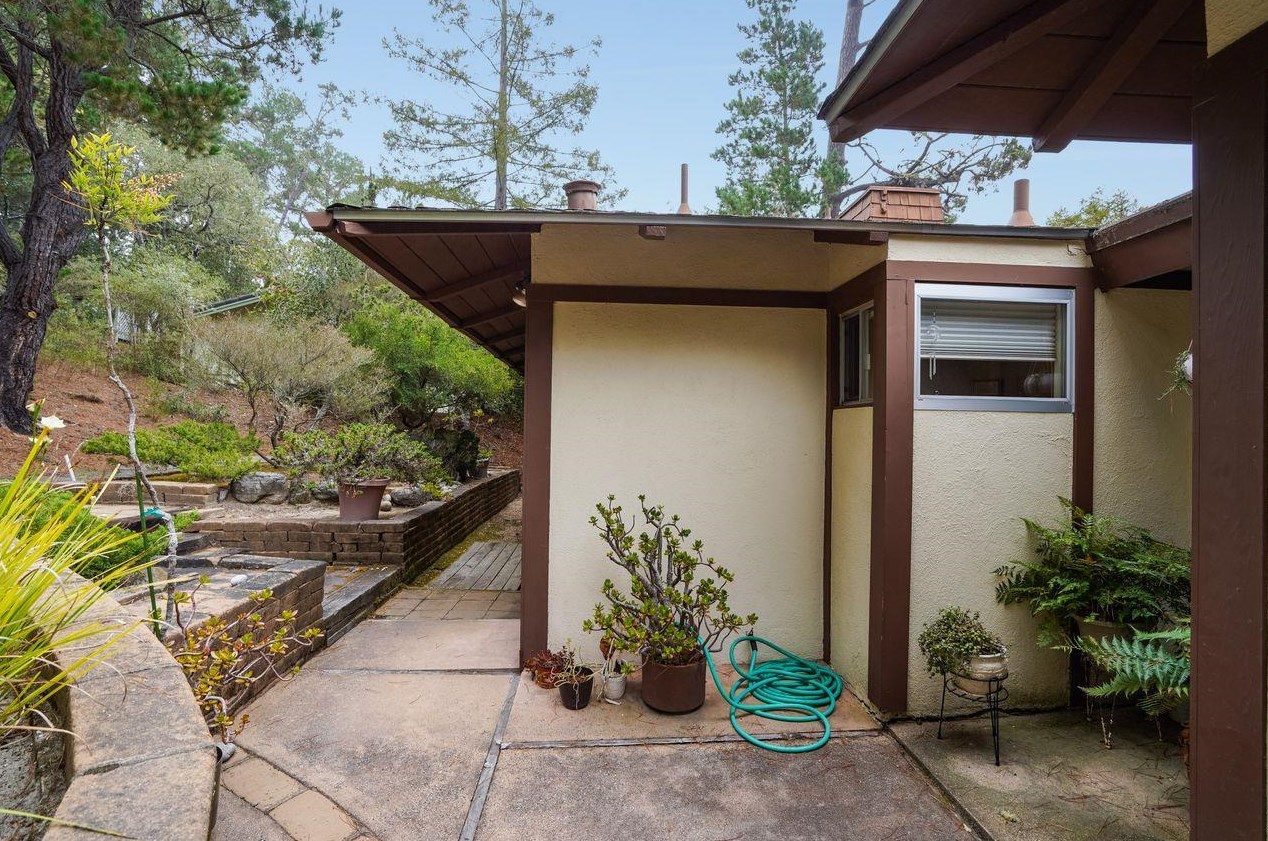 3 Forest Knoll Rd, Monterey, CA 93940-5801