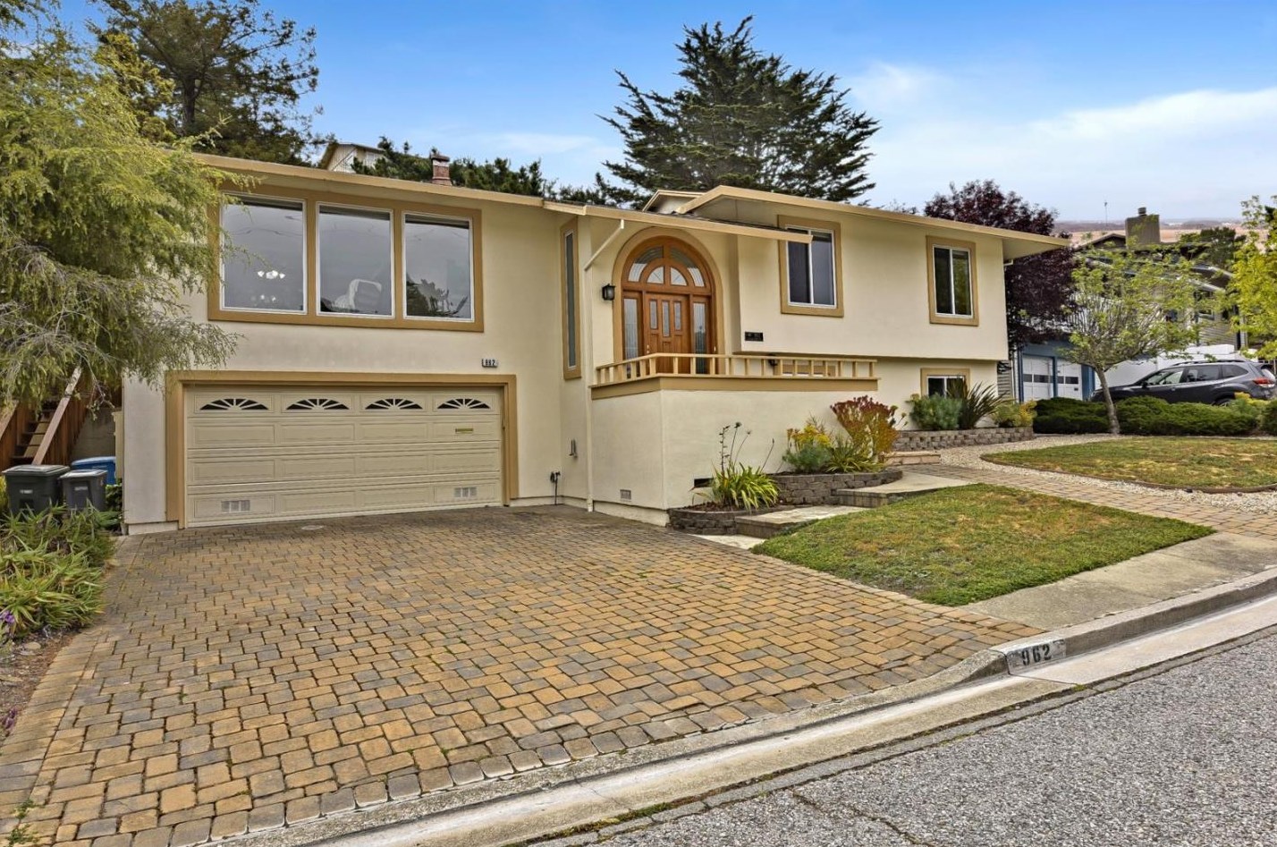 962 Park Pacifica Ave, Pacifica, CA 94044