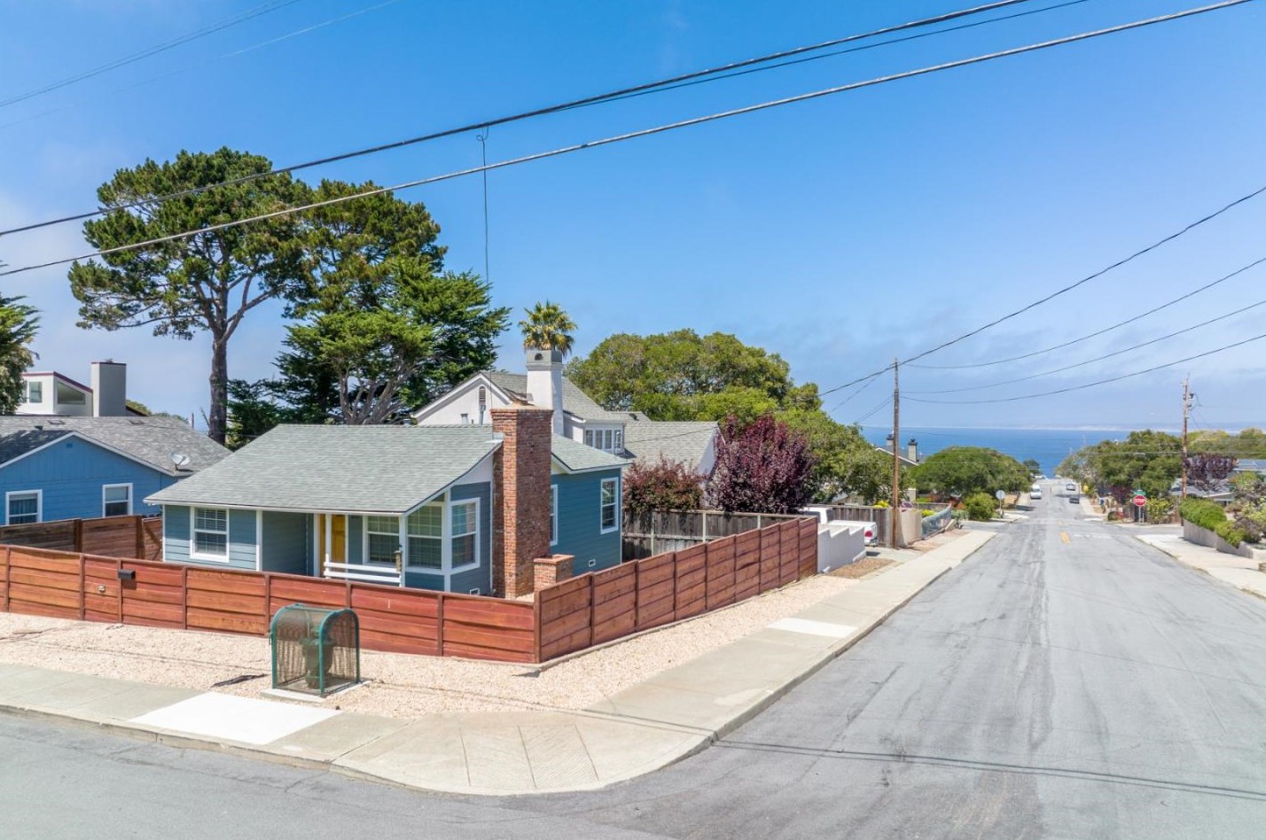 800 Lily St, Monterey, CA 93940-1551