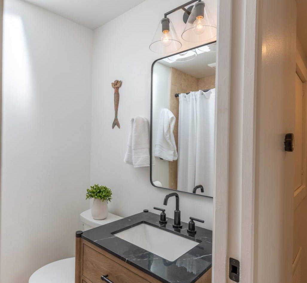 1237 Josselyn Canyon Rd, Monterey CA  93940-7100 exterior