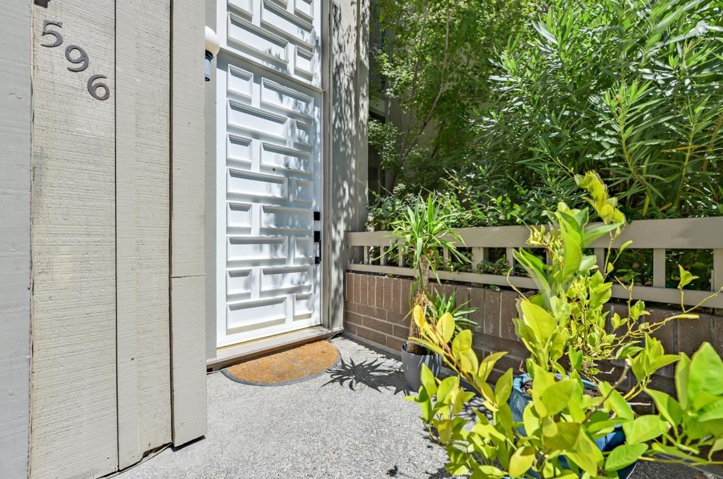 596 Sand Hill Cir, Menlo Park, CA 94025