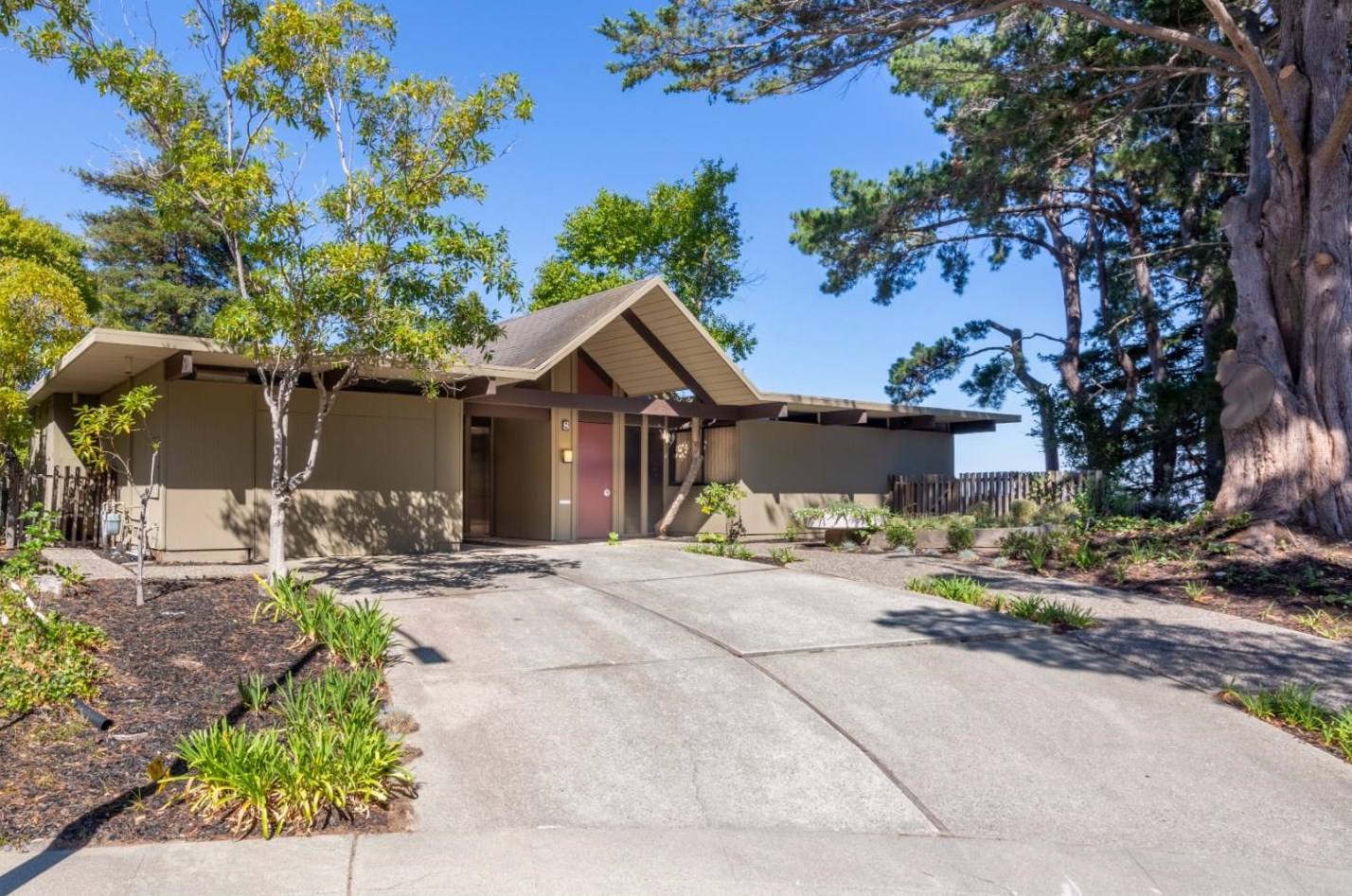 8 Mariposa Ct, Burlingame, CA 94010