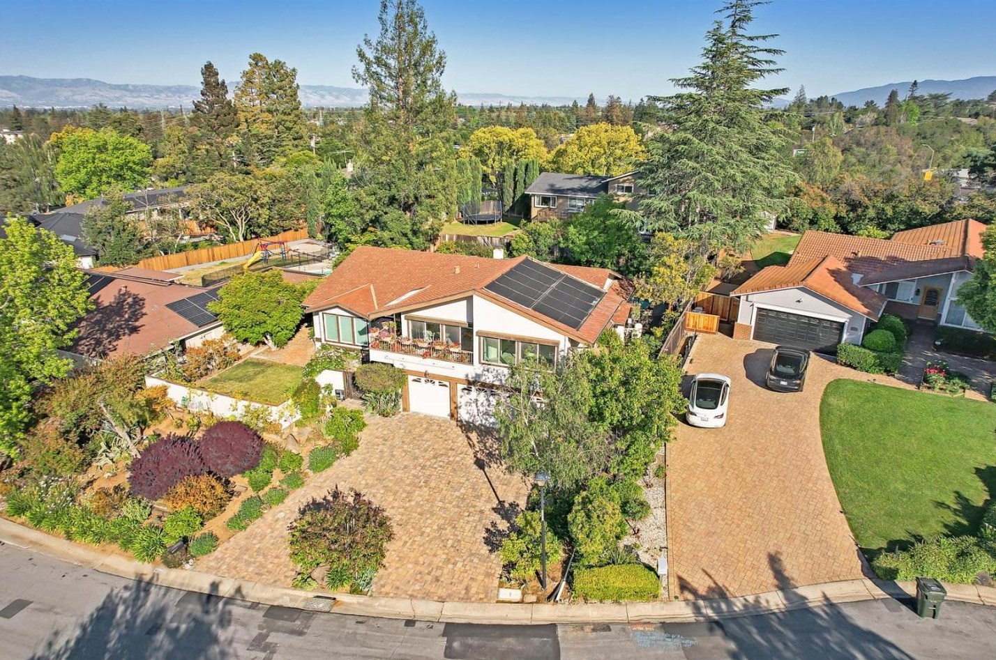 1450 Cedar Pl, Los Altos, CA 94024