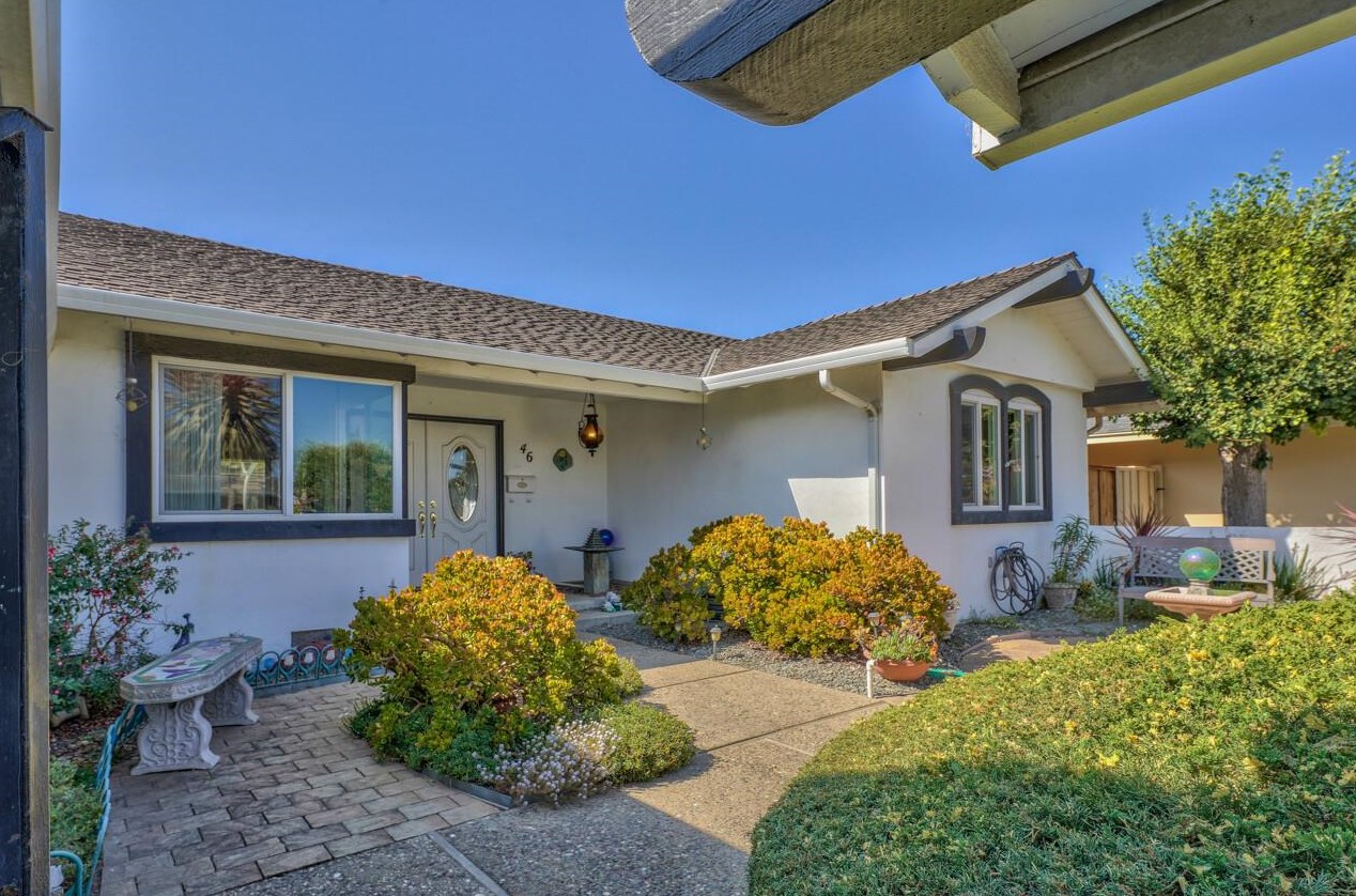 46 La Mirada Ct, Salinas, CA 93901-3857