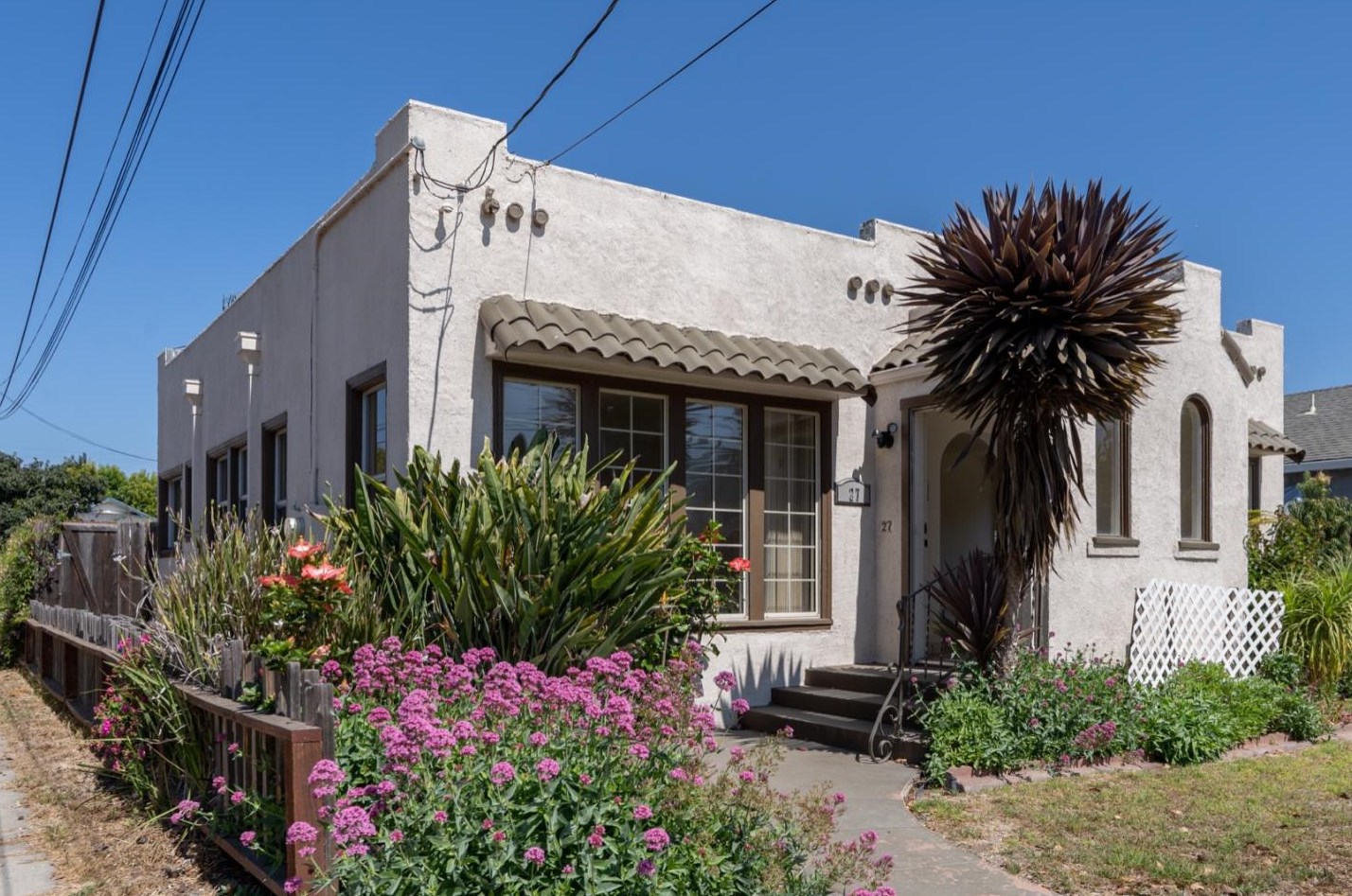 27 Pine St, Salinas, CA 93901-3220