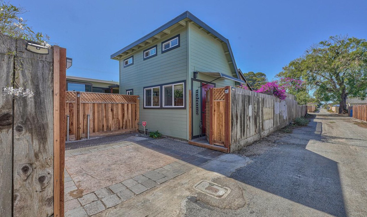 735 Elm Ave, Seaside, CA 93955-4309