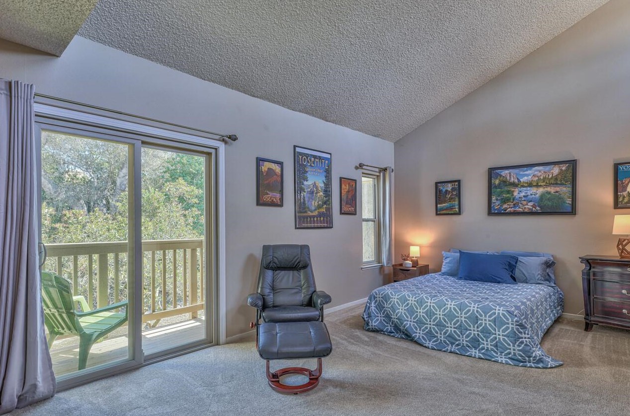 88 Montsalas Dr, Monterey CA  93940-5284 exterior