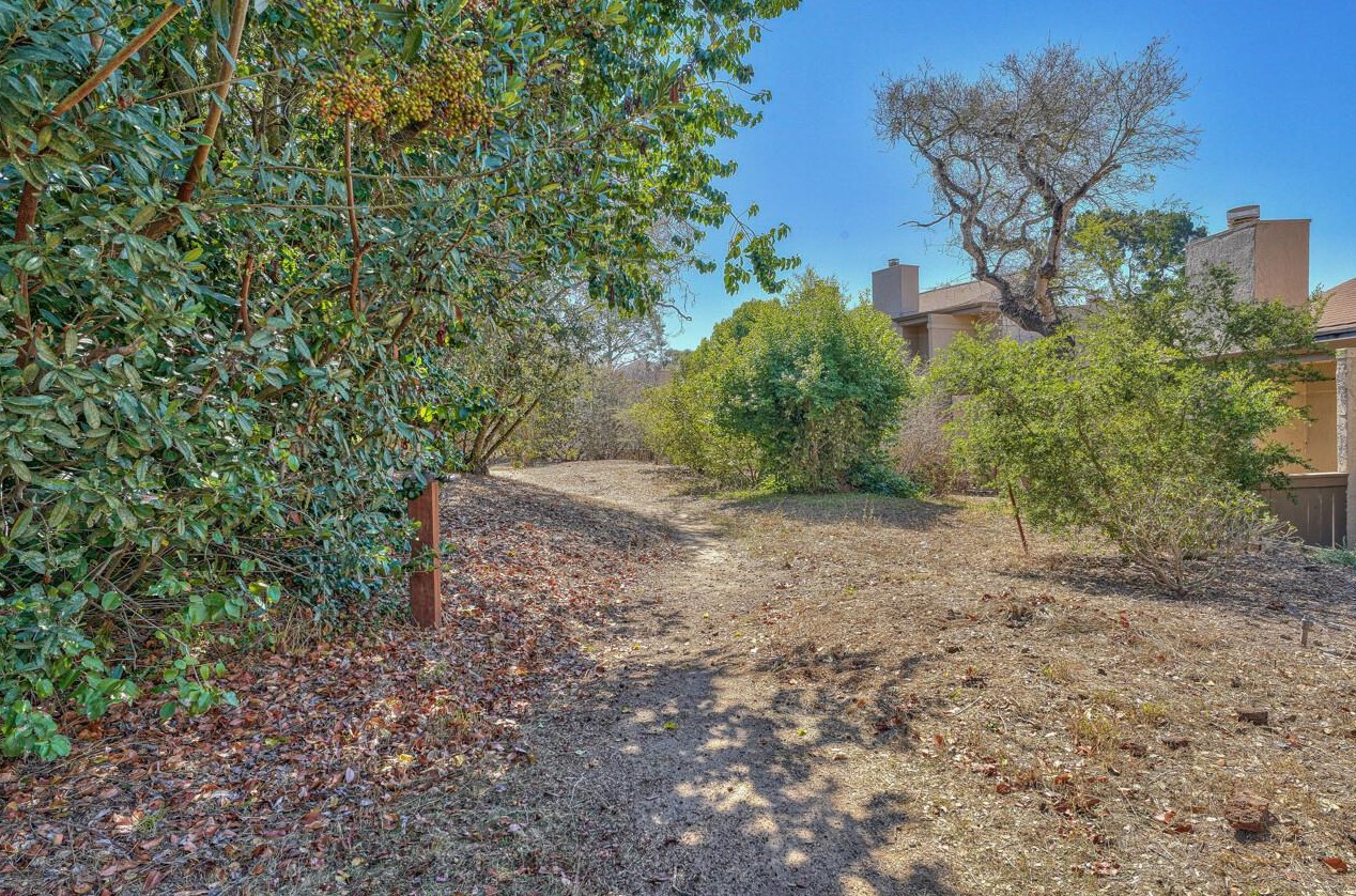 88 Montsalas Dr, Monterey CA  93940-5284 exterior