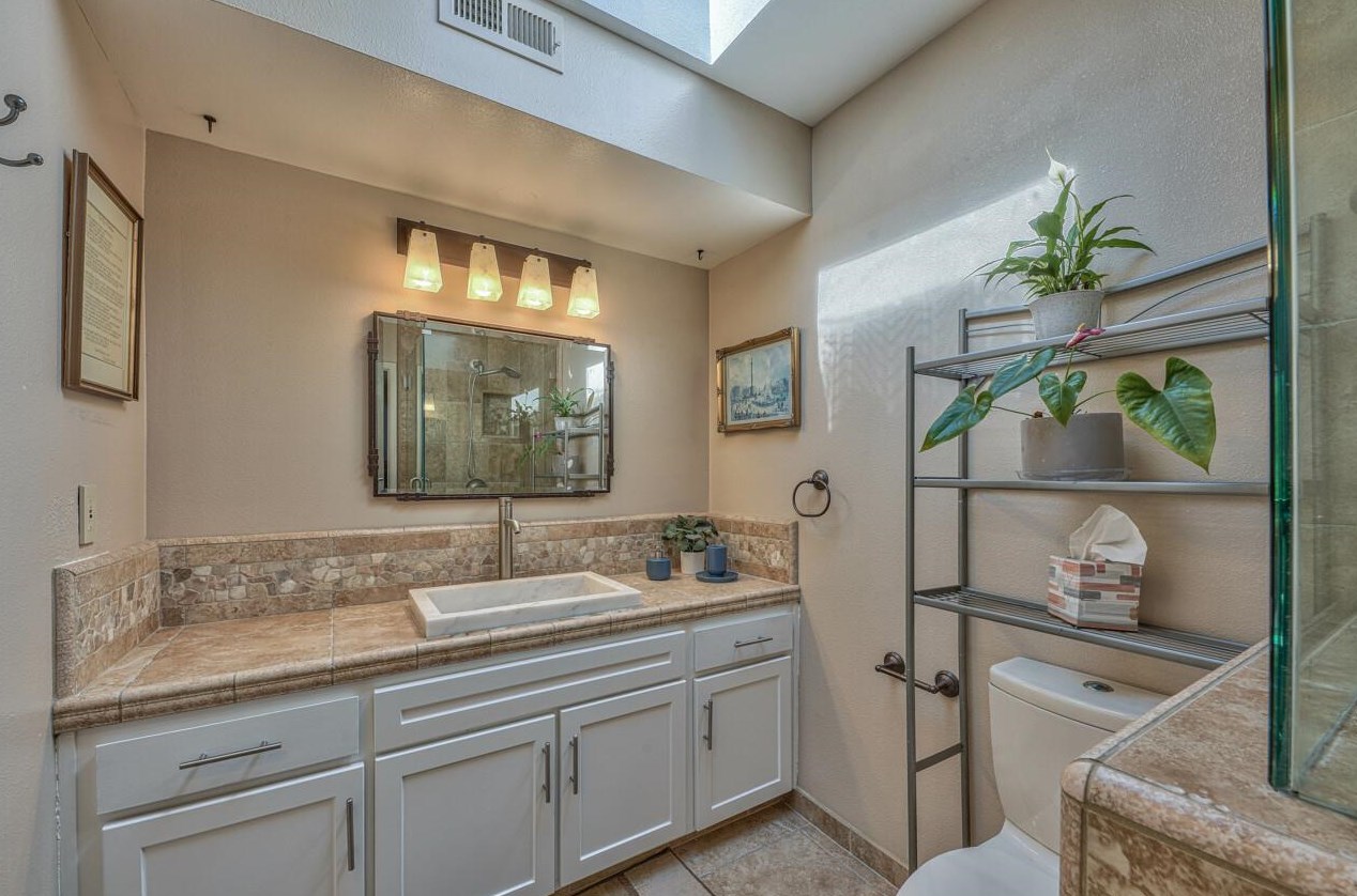 88 Montsalas Dr, Monterey CA  93940-5284 exterior