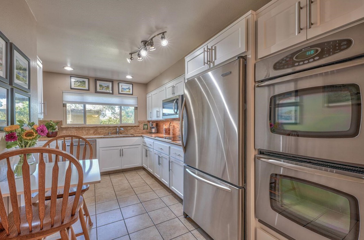 88 Montsalas Dr, Monterey CA  93940-5284 exterior