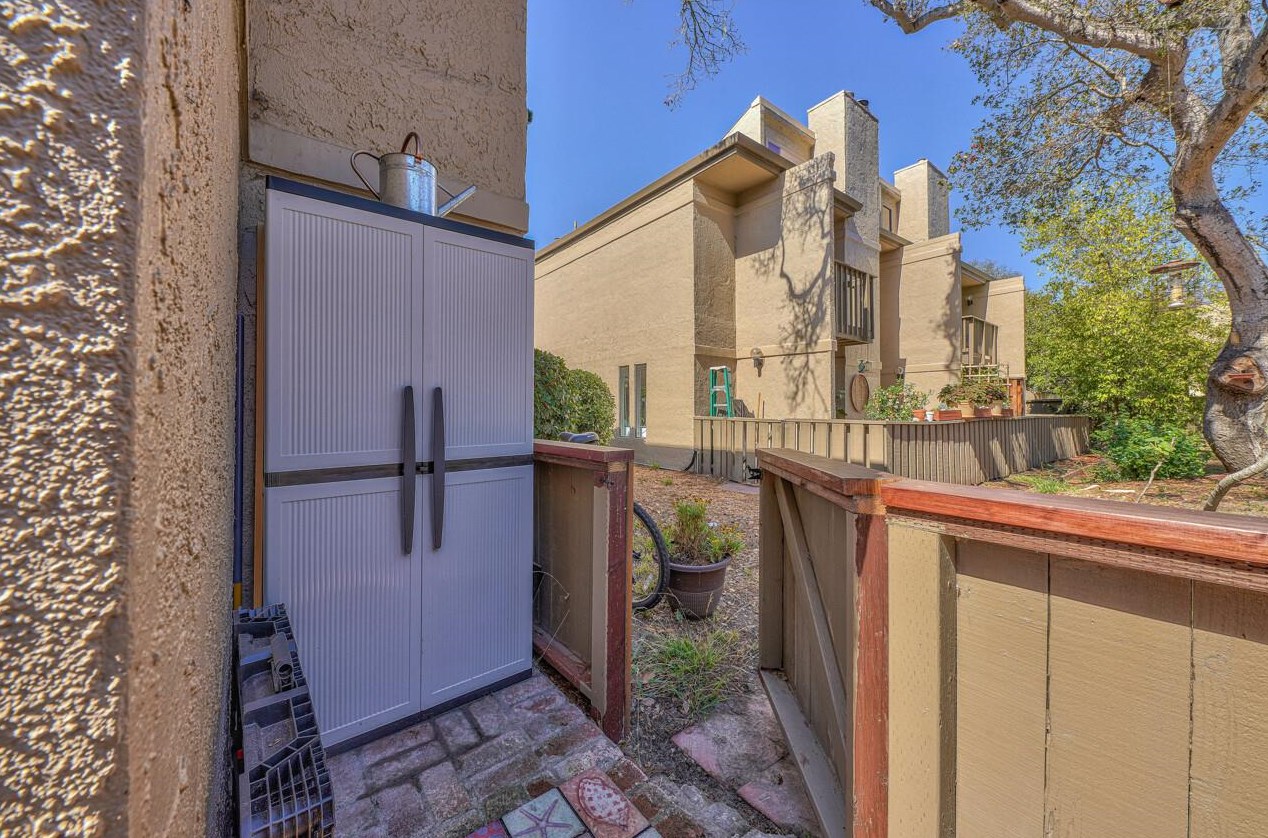 88 Montsalas Dr, Monterey CA  93940-5284 exterior