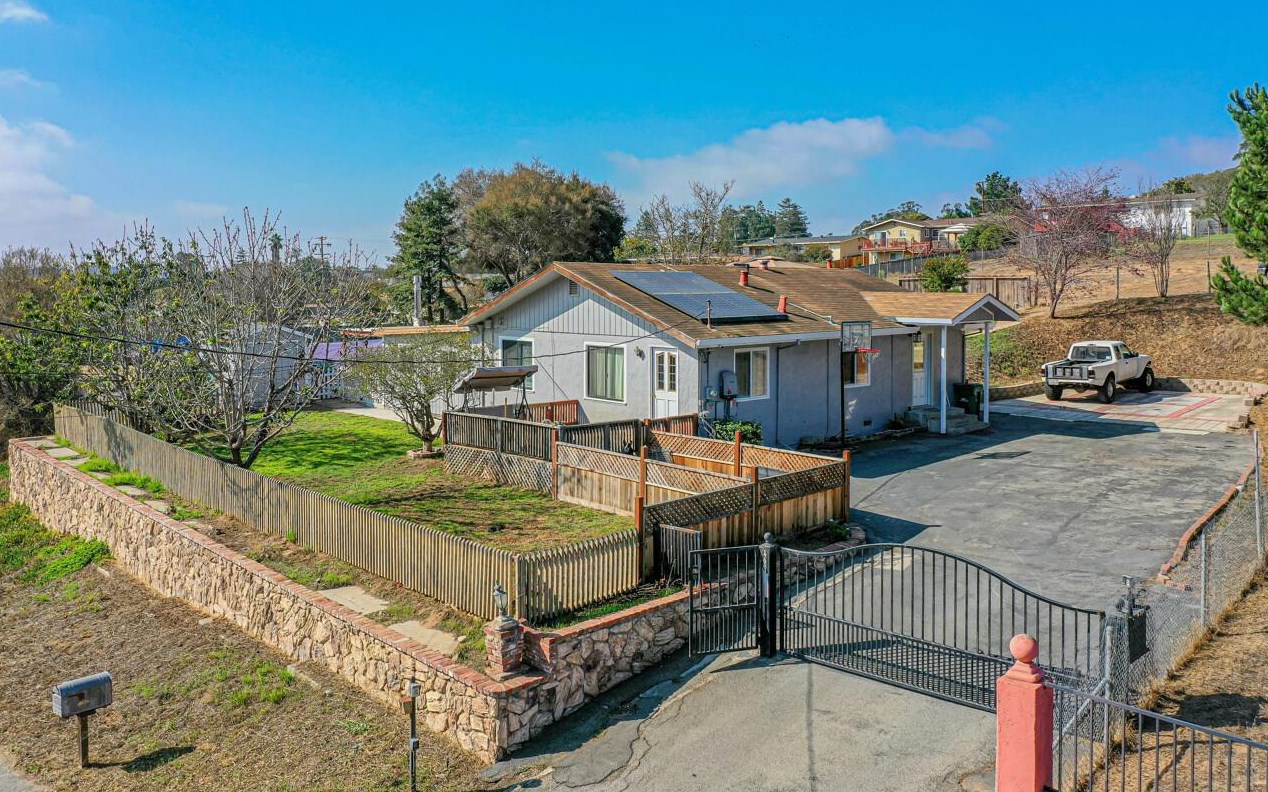 17941 Pesante Rd, Salinas, CA 93907-1510