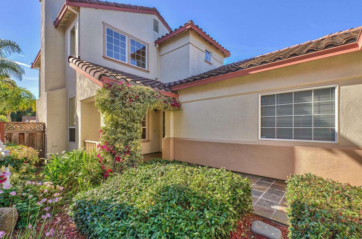 1571 Manchester Dr, Salinas, CA 93906-5601