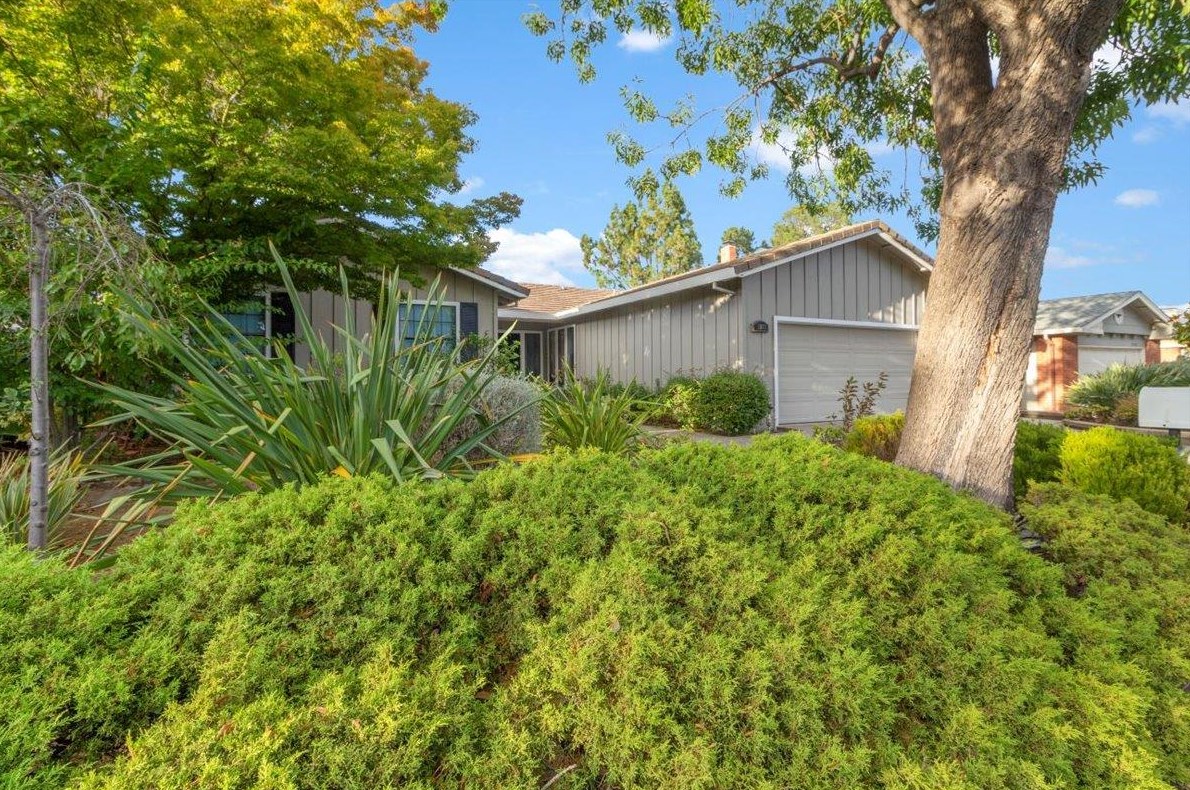 21133 Christensen Dr, Cupertino, CA 95014-1653