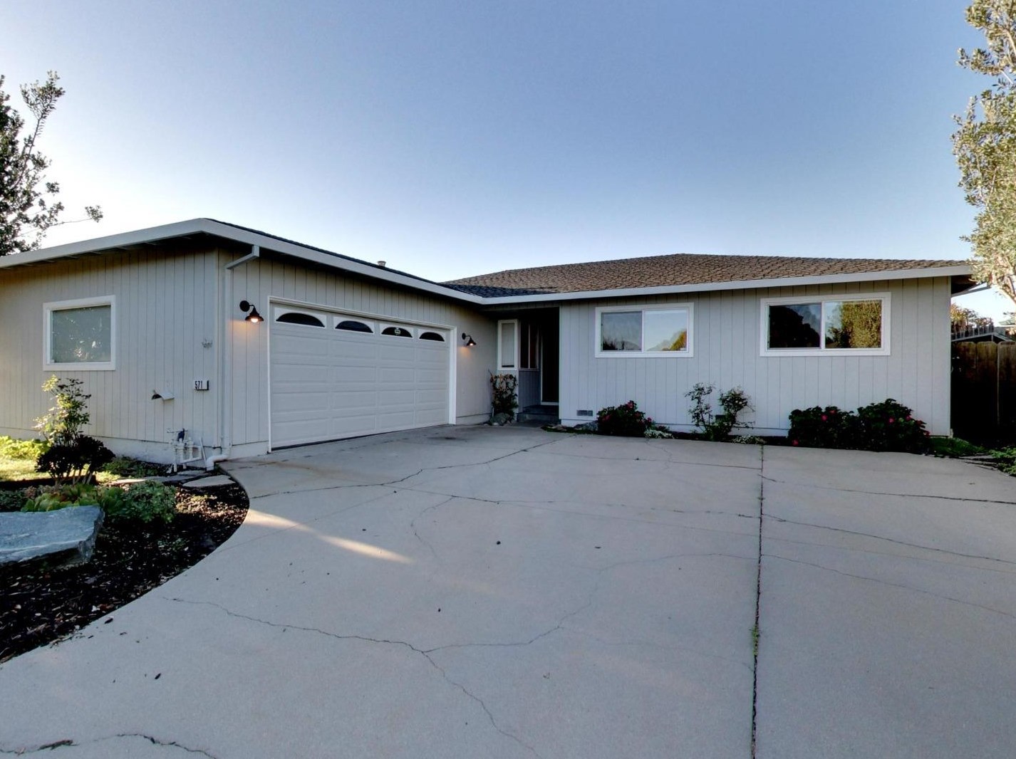 571 Ambrose Dr, Salinas, CA 93901-1018