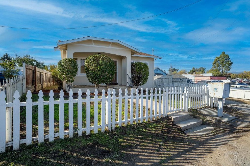 8 Roache Rd, Freedom, CA 95019-2831