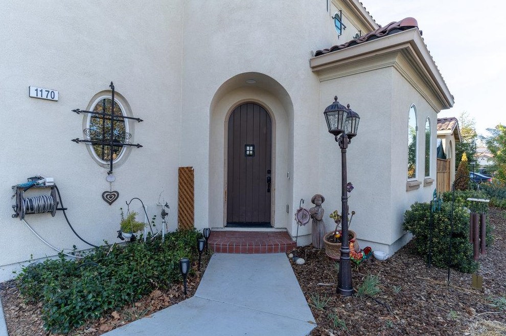1170 Black Forest Dr, Hollister, CA 95023