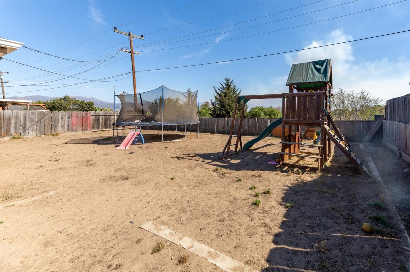 1666 Cambrian Dr, Salinas CA 93906-2207 exterior