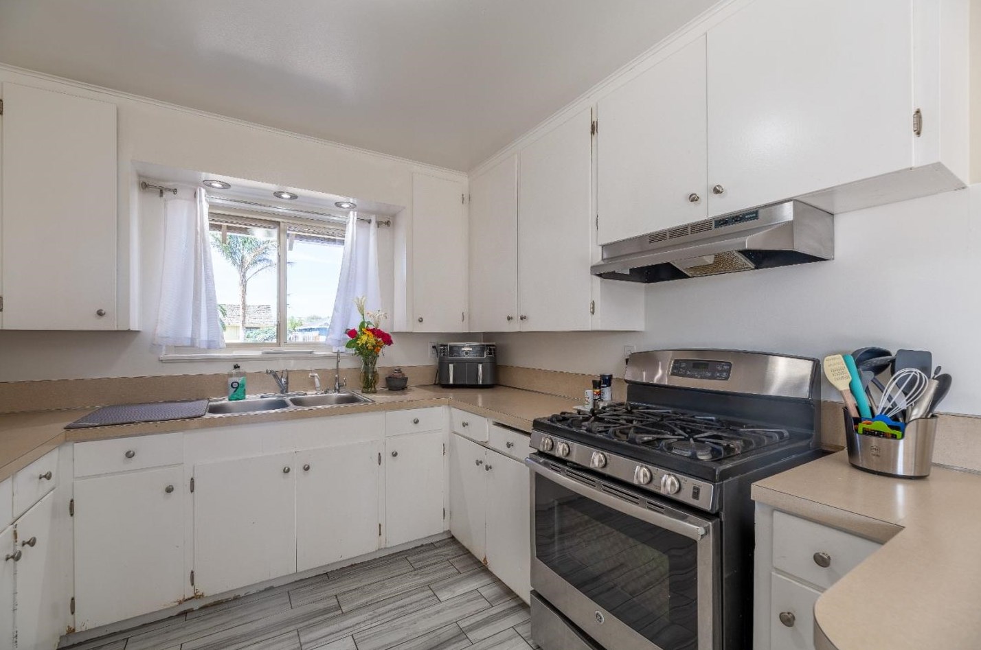 1666 Cambrian Dr, Salinas CA 93906-2207 exterior