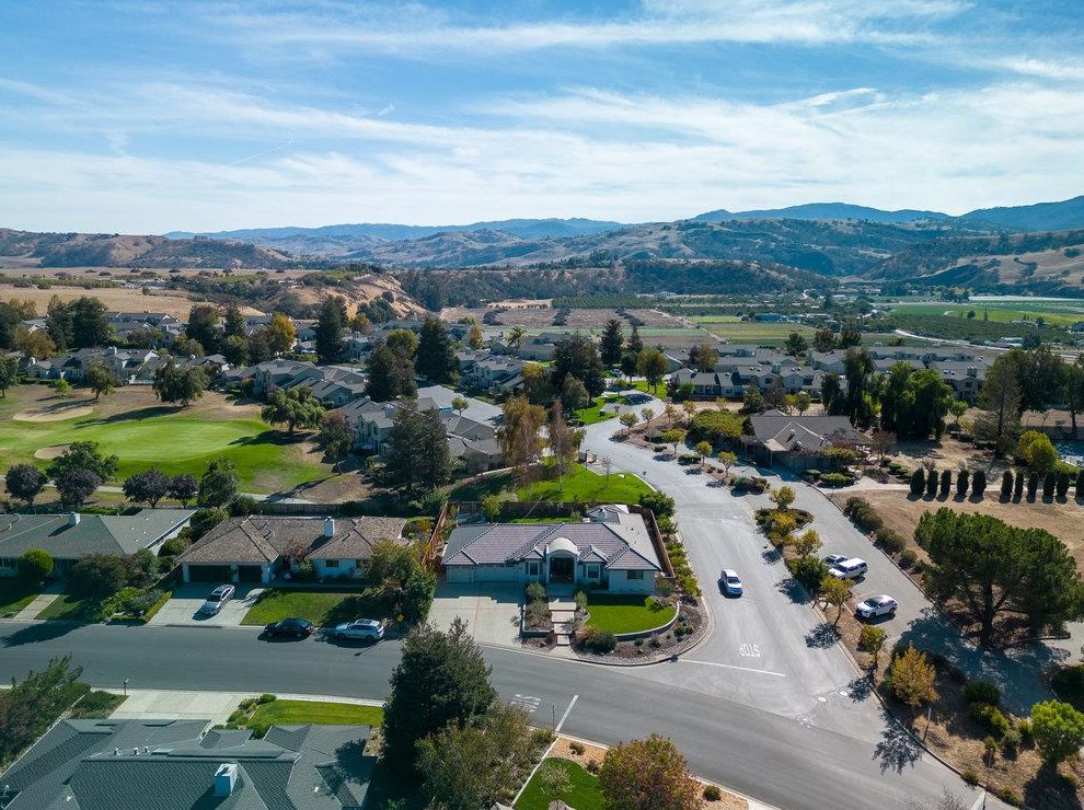 640 Ridgemark Dr, Hollister CA  95023-6457 exterior