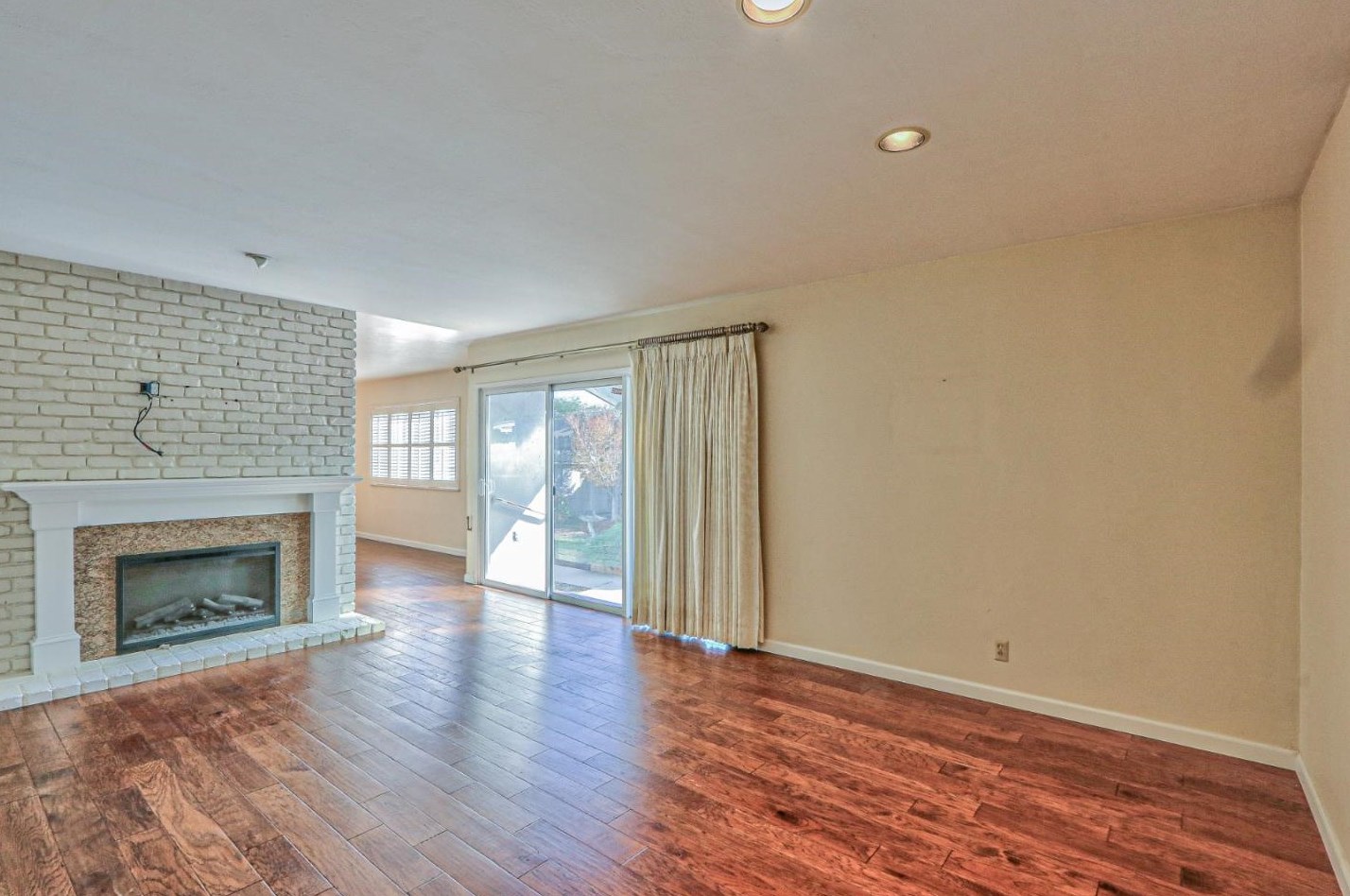 17 Fairfax Cir, Salinas, CA 93901-1528
