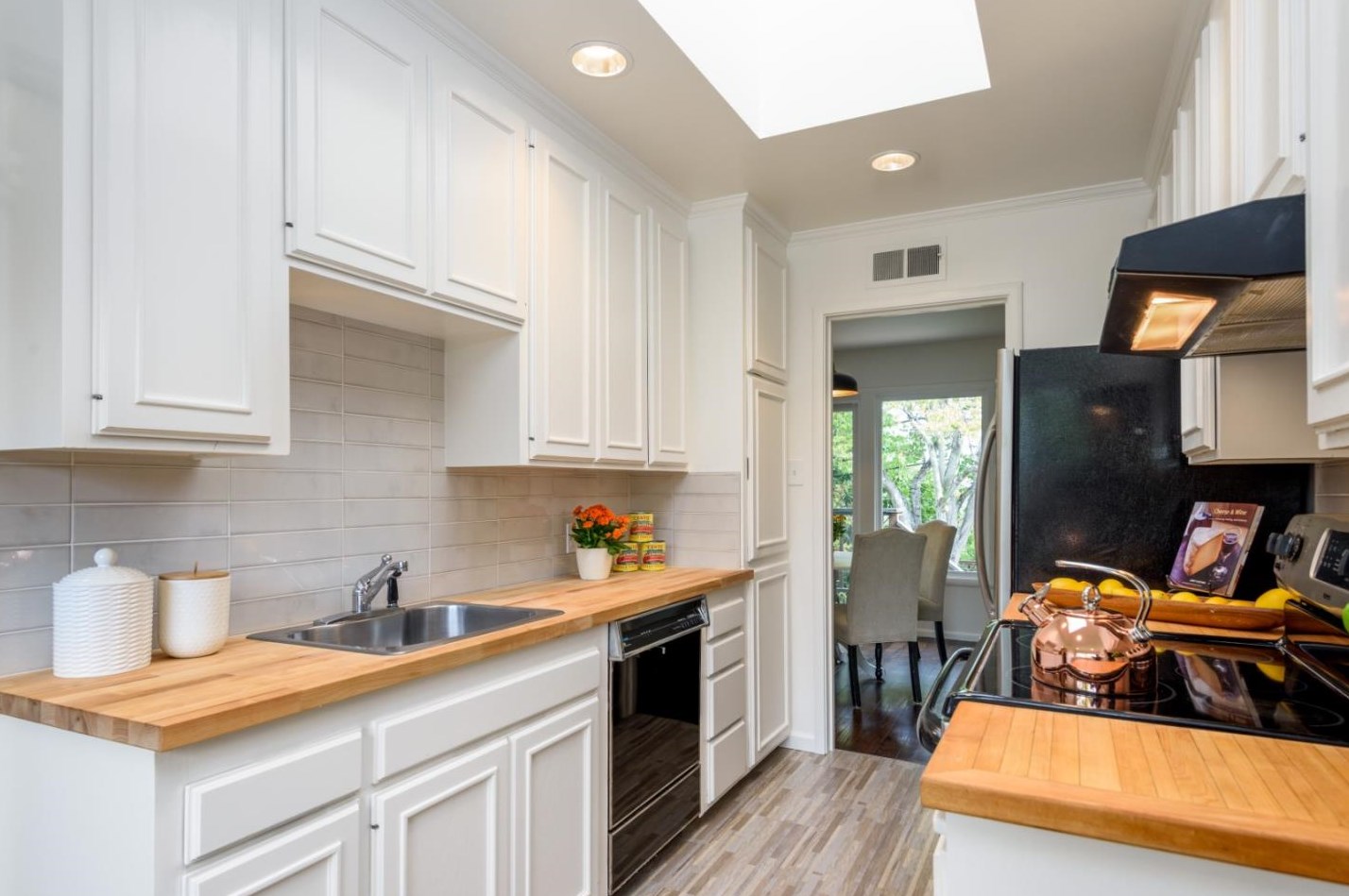 4001 Wilshire Ave, San Mateo CA  94403-4166 exterior