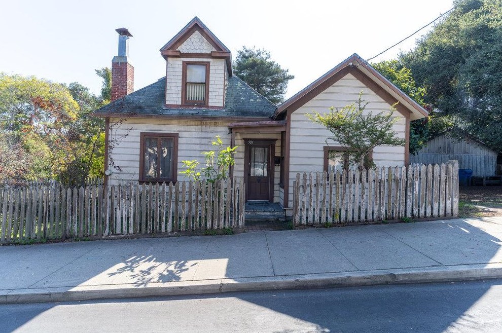 581 Larkin St, Monterey, CA 93940-2609