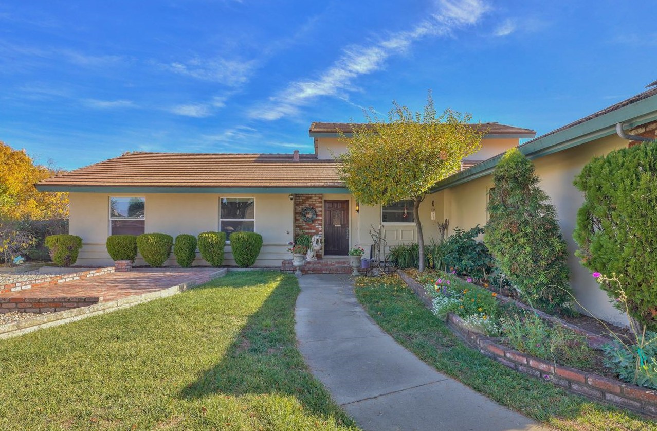 22483 Ferdinand Dr, Salinas, CA 93908-1107