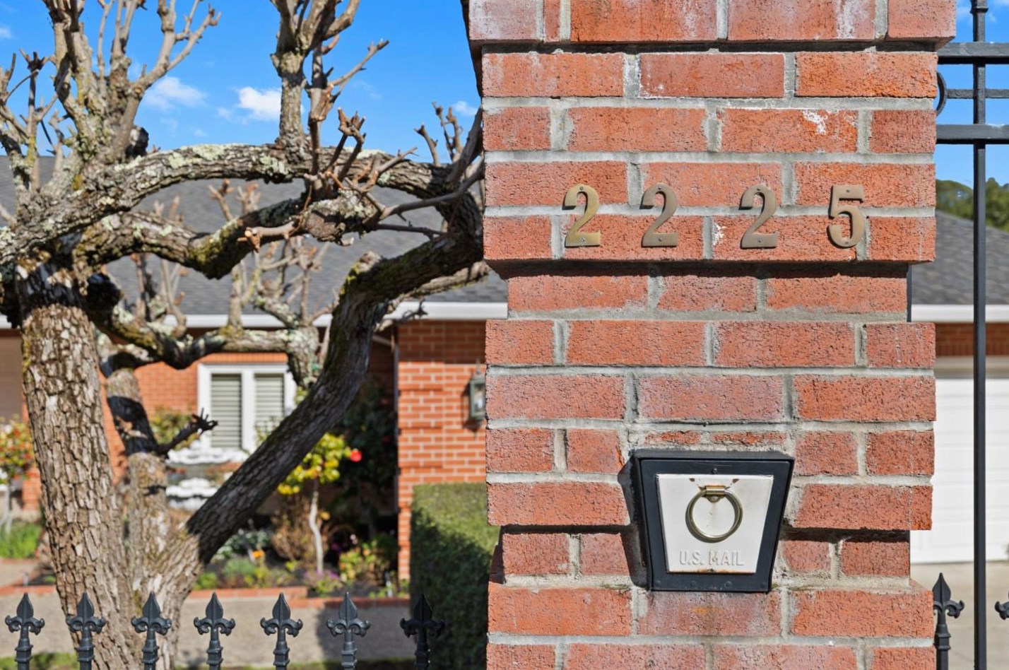 2225 Summit Dr, Burlingame, CA 94010
