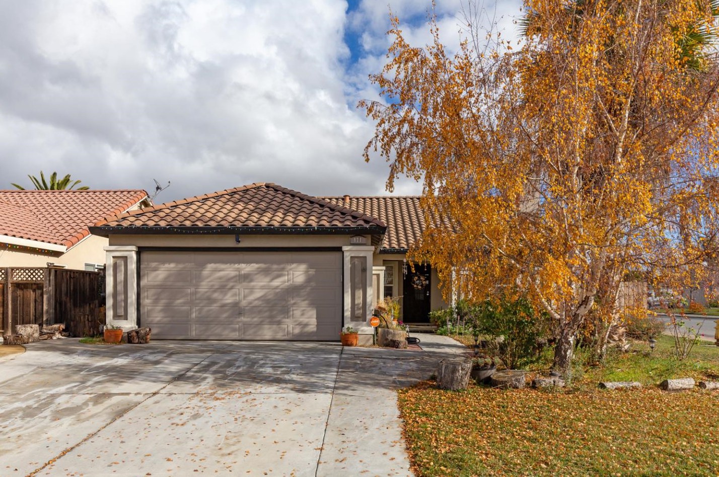 871 Summer Dr, Hollister, CA 95023