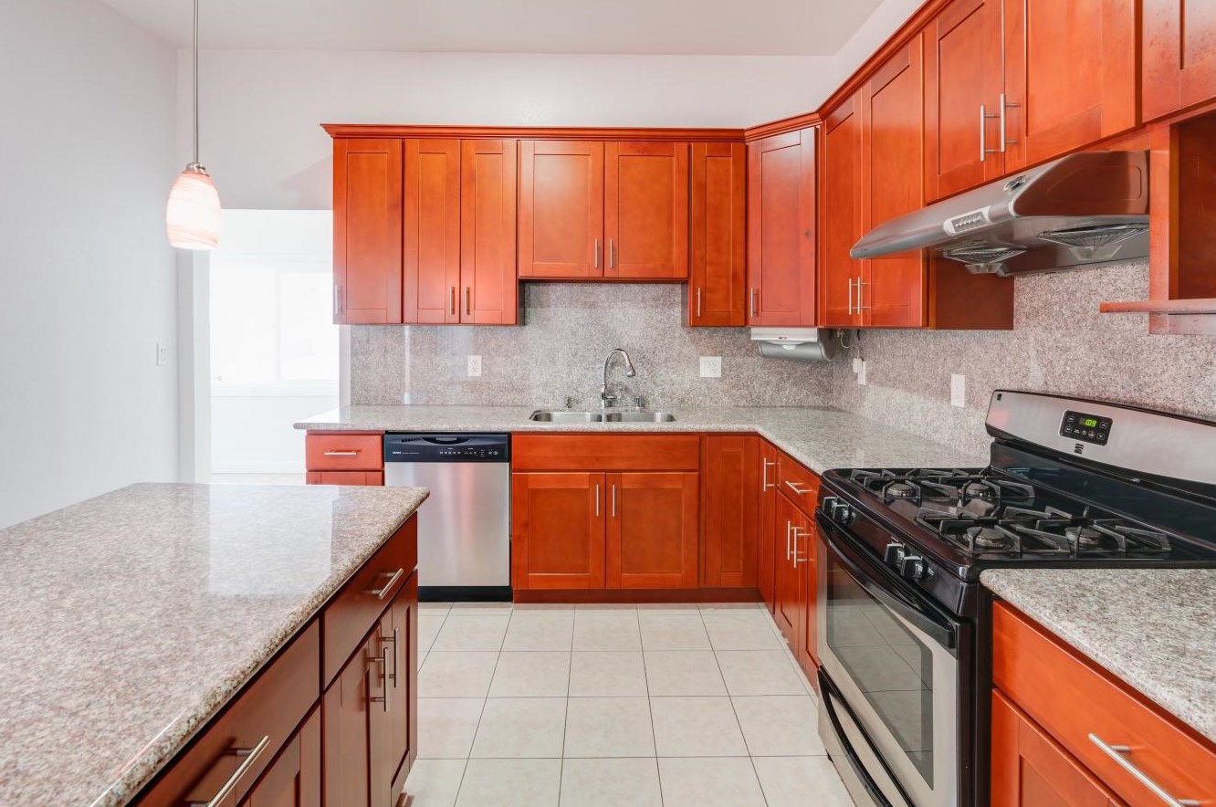 10 Neptune St, San Francisco, CA 94124-2524