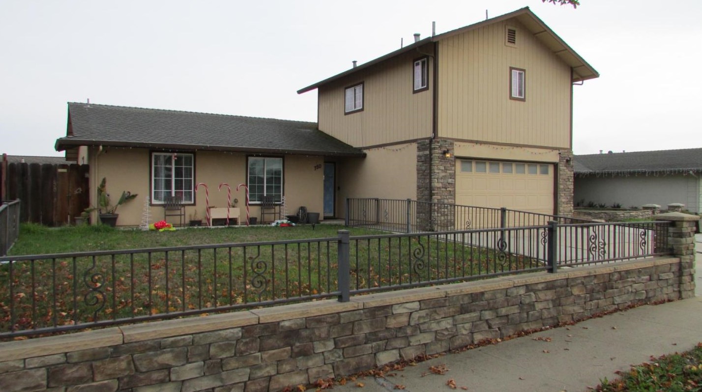 750 Colton Dr, Salinas, CA 93907-1904