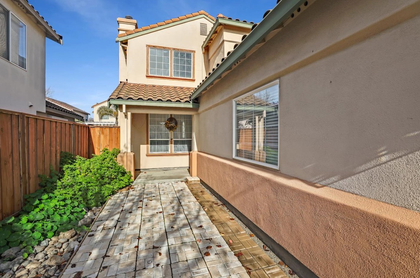 1523 Little River Dr, Salinas, CA 93906-4839