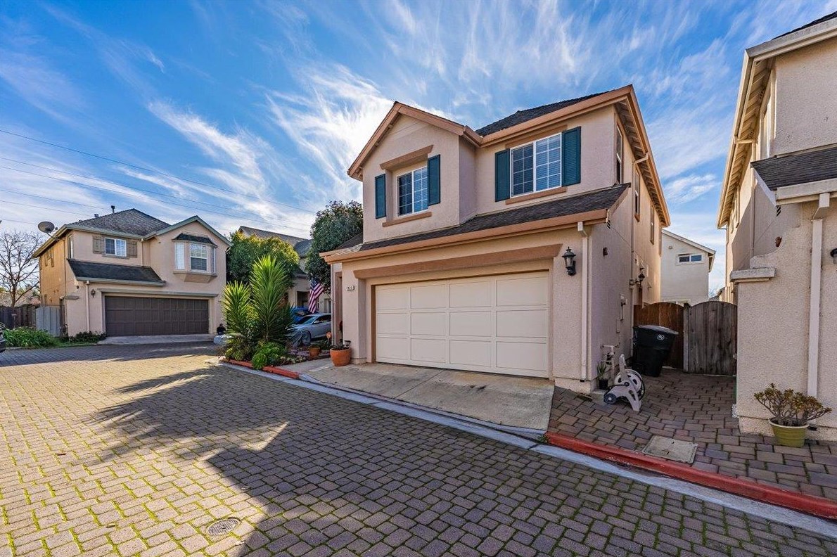 1922 Bradbury St, Salinas, CA 93906-4692