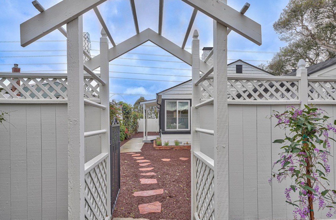 995 Portola Dr, Monterey, CA 93940