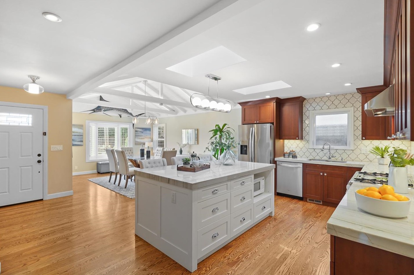 318 24th Ave, San Mateo CA  94403-2230 exterior
