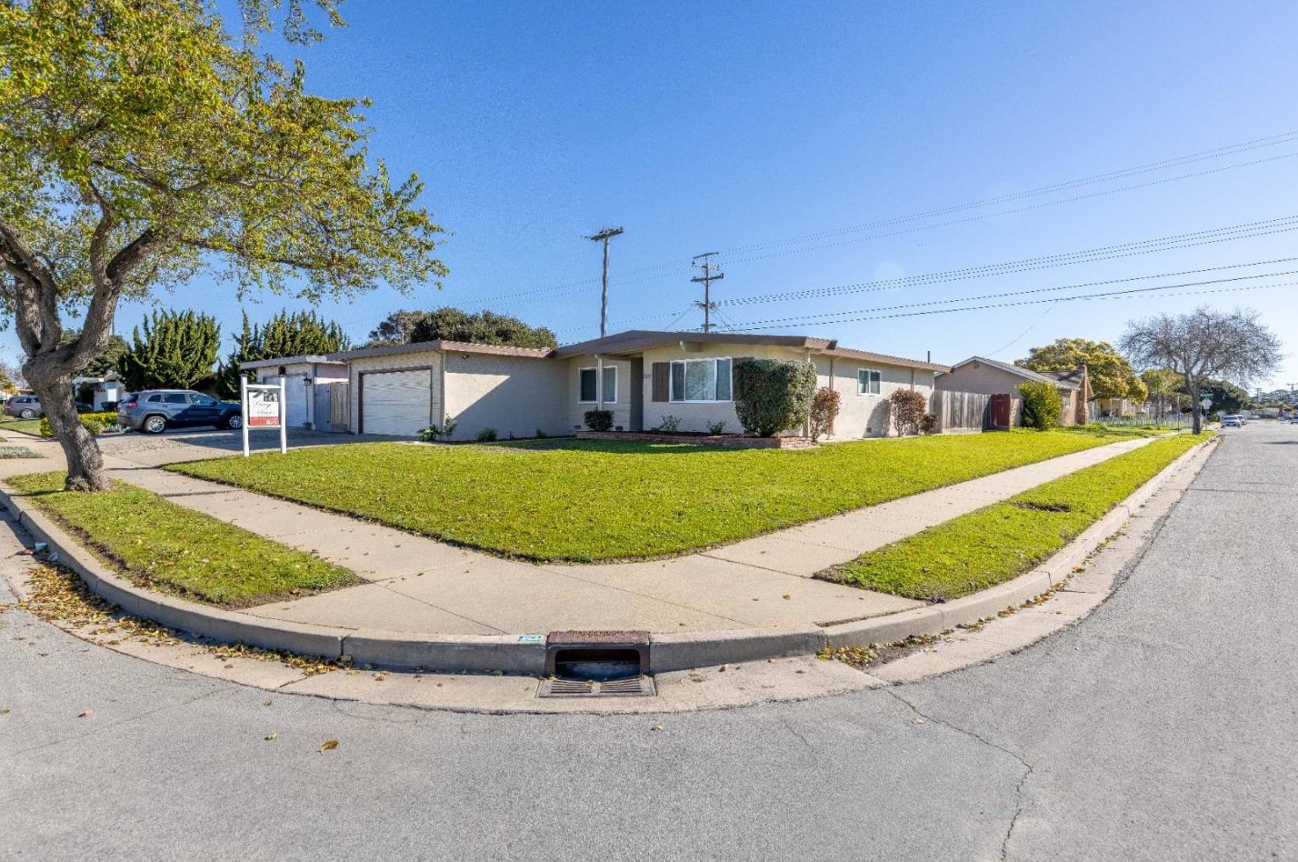 359 Navajo Dr, Salinas, CA 93906-2750