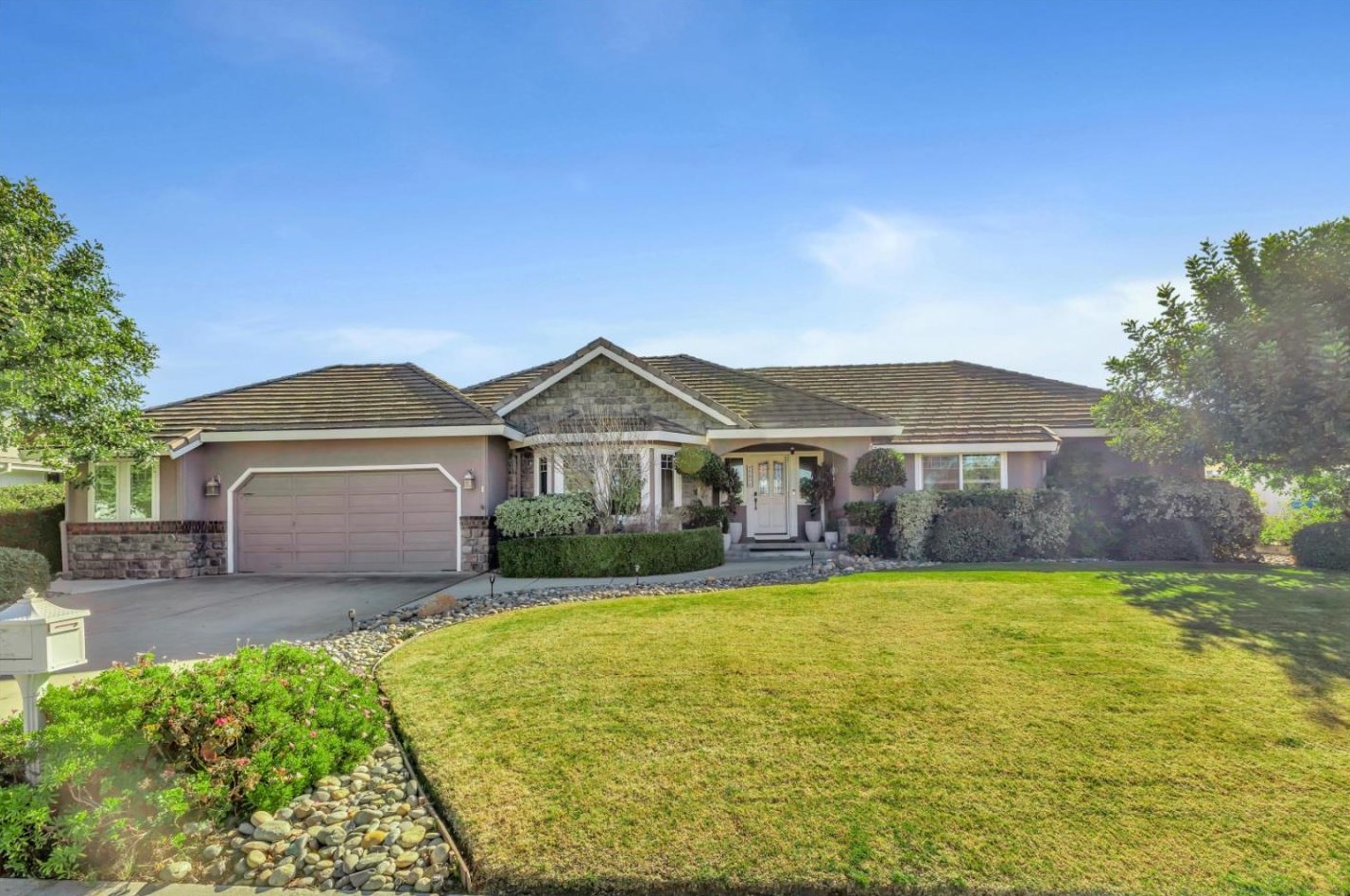 880 S Ridgemark Dr, Hollister, CA 95023