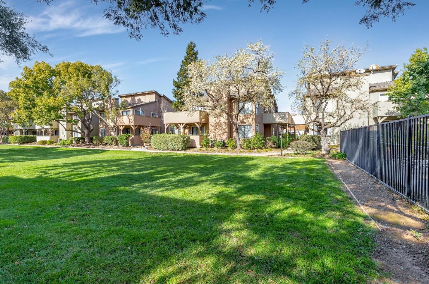 225 Del Monte Ln, Morgan Hill, CA 95037