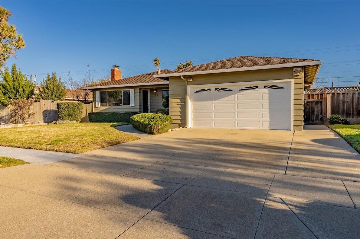 792 Bedford Dr, Salinas, CA 93901-1206