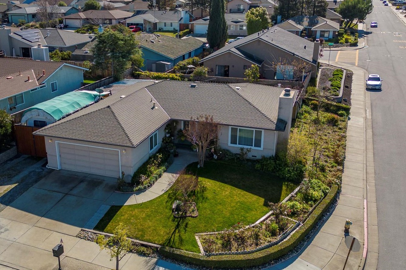 1611 Vallejo Dr, Hollister, CA 95023