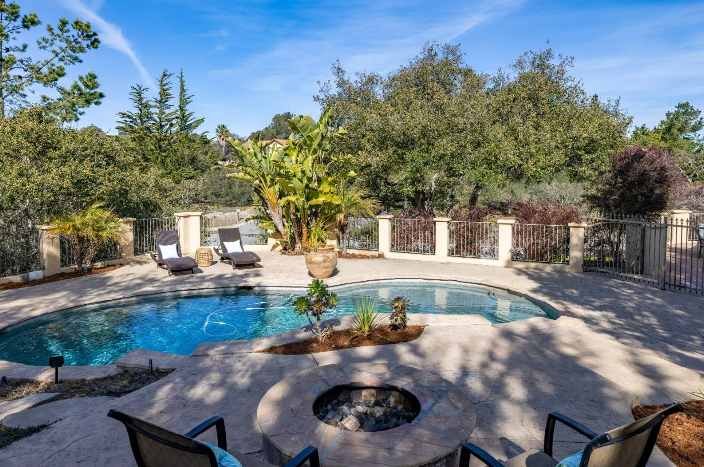 25300 El Camino Nuevo, Monterey CA  93940-6683 exterior