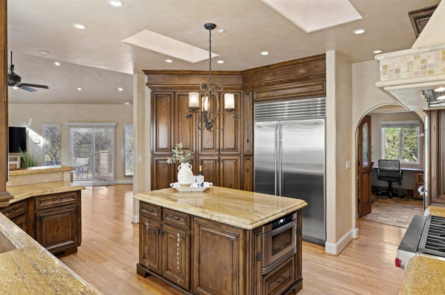 25300 El Camino Nuevo, Monterey CA  93940-6683 exterior