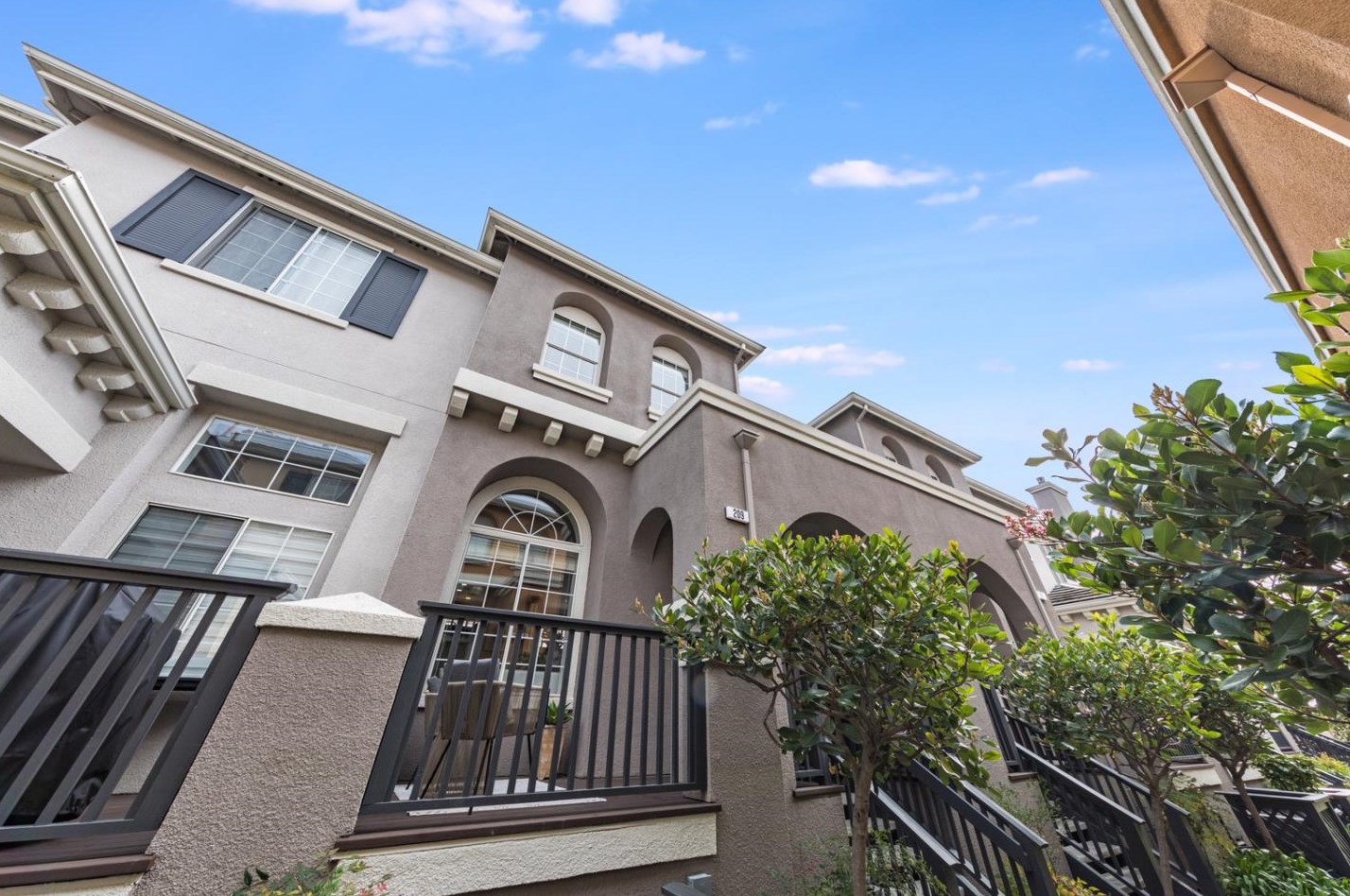 209 Moresby Ln, Redwood City, CA 94063