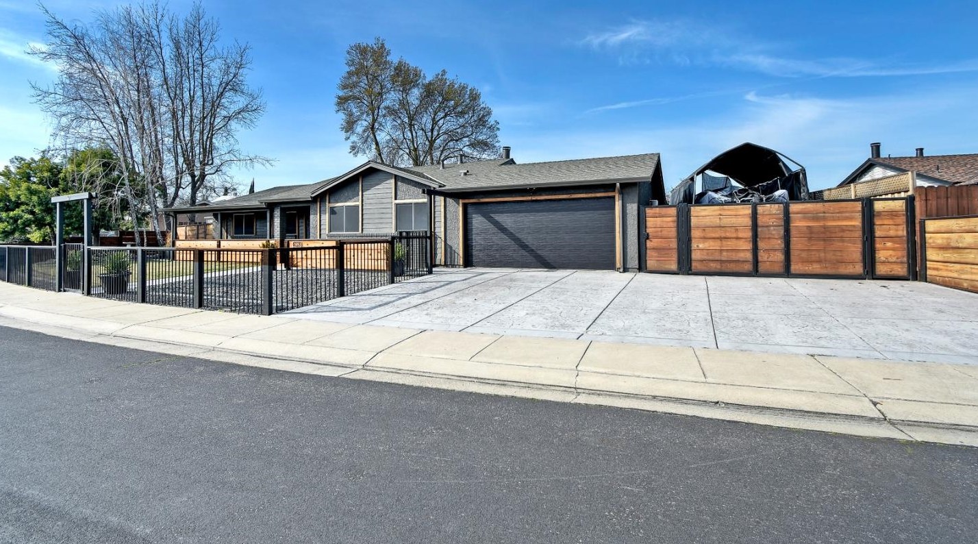 1453 Bridgeport Ln, Manteca, CA 95336