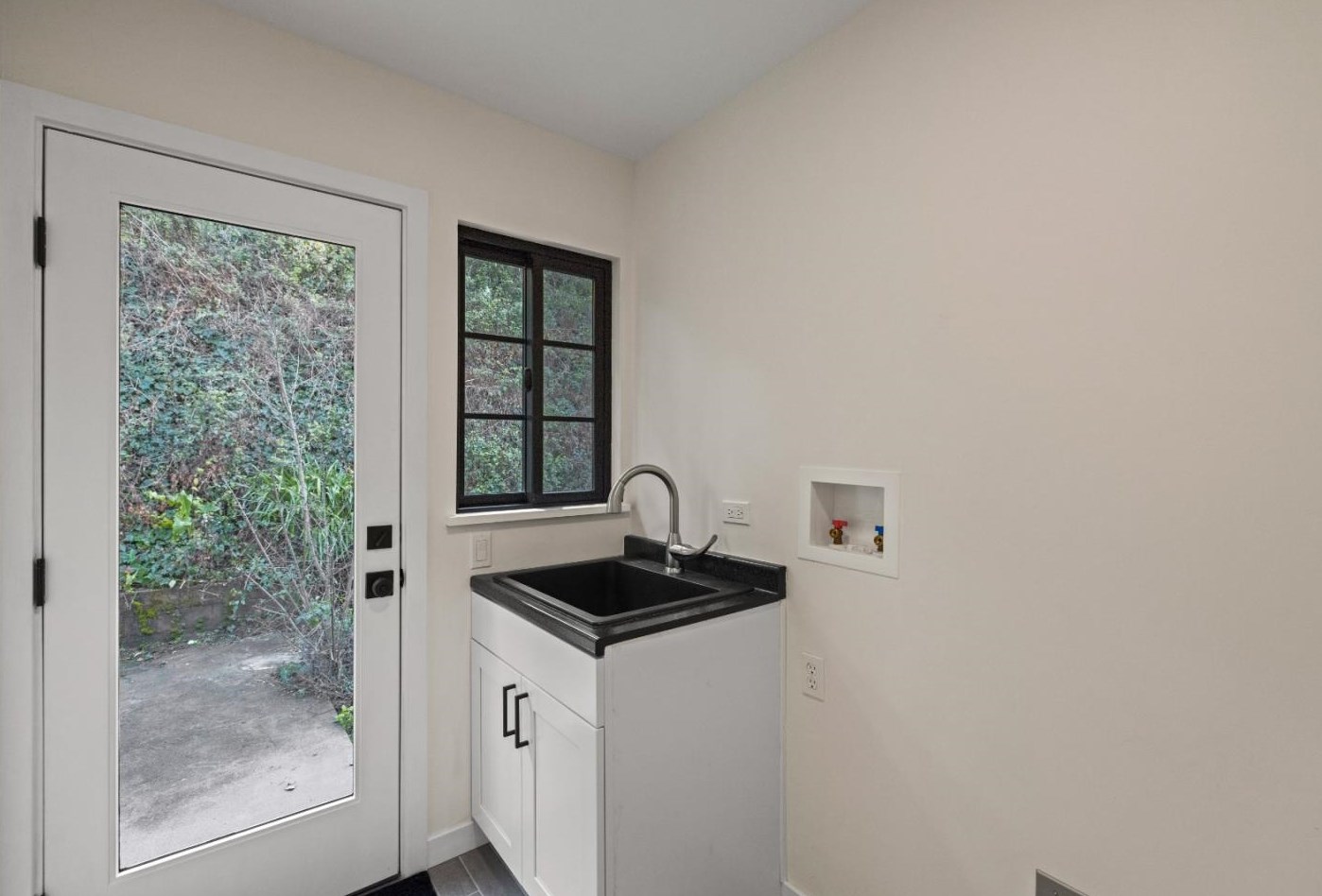 1184 Josselyn Canyon Rd, Monterey CA  93940-5235 exterior