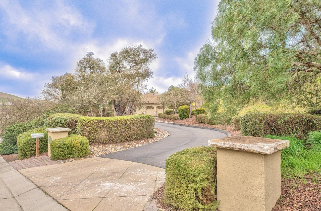 27530 Crowne Point Ln, Salinas, CA 93908