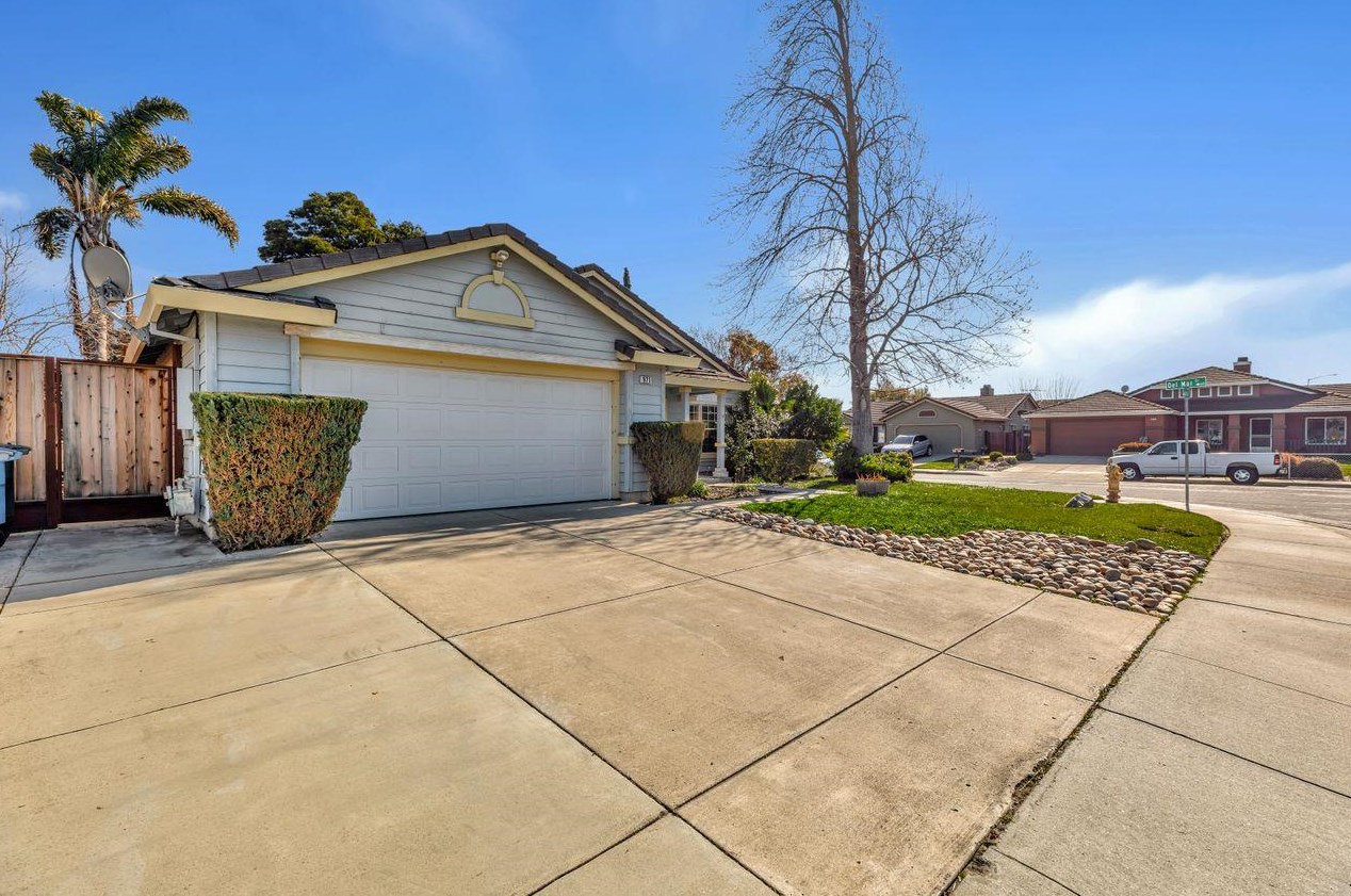 971 Capitola Dr, Hollister, CA 95023
