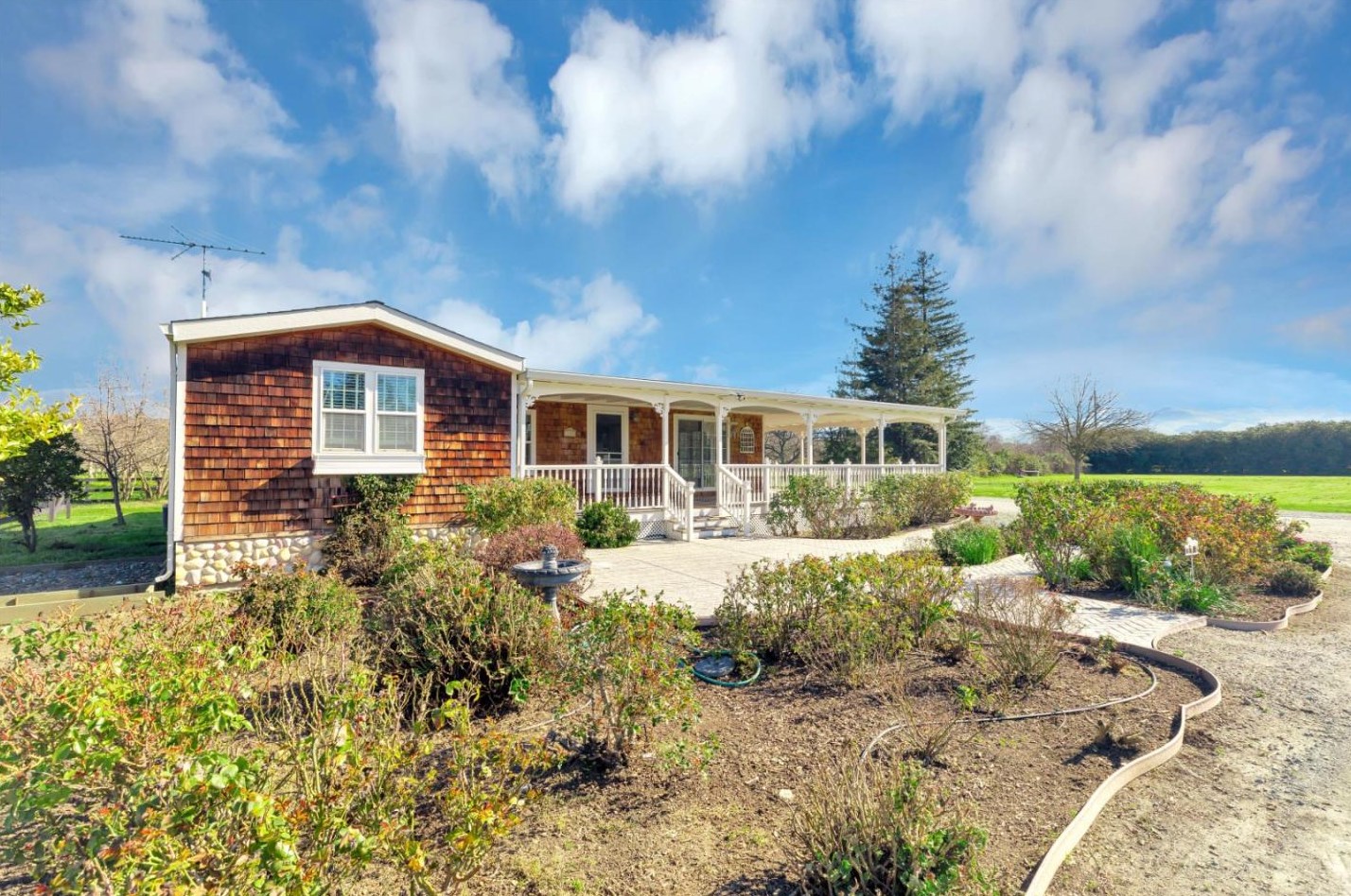 590 Orchard Rd, Hollister, CA 95023