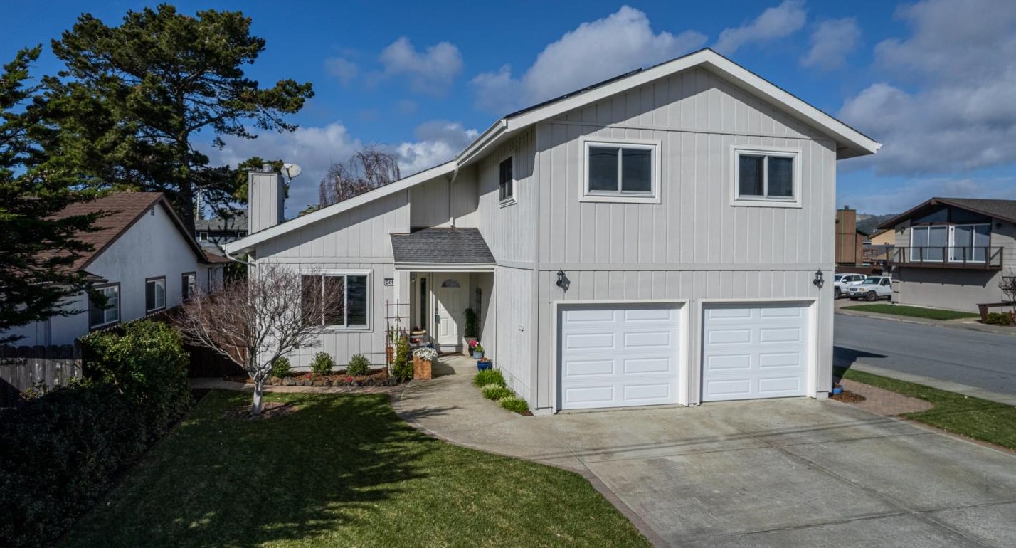 241 Spruce St, Princeton by the Sea, CA 94019